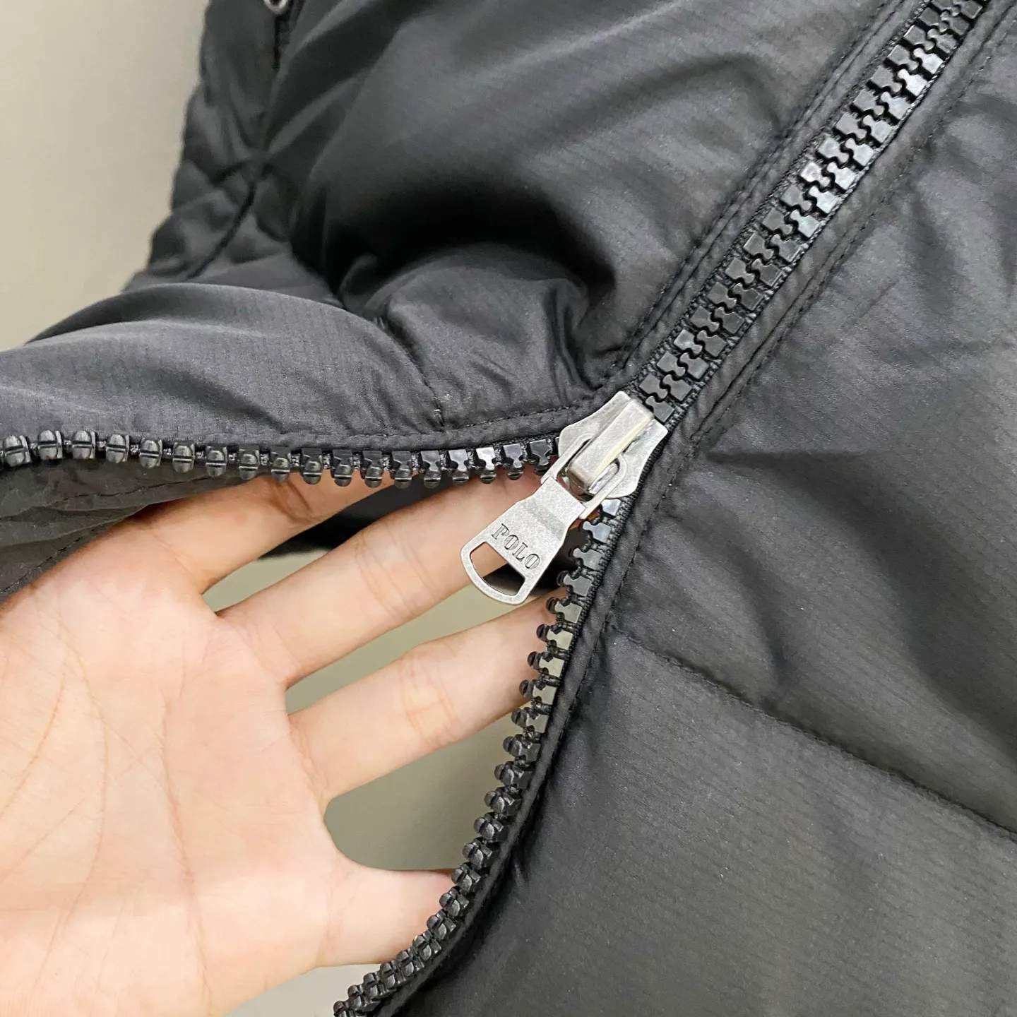 P520 Ralph Lauren/Ralph Lauren Men's Classic Pocket Zipper Waterproof Down Vest [Top Version] - - Accessories: Original tag washable label + electroplated YK zipper logo Customized Ralph Lauren zipper - Full set of accessories - The same style can be used by men and women Color: Black, Navy Blue, Black Glossy
